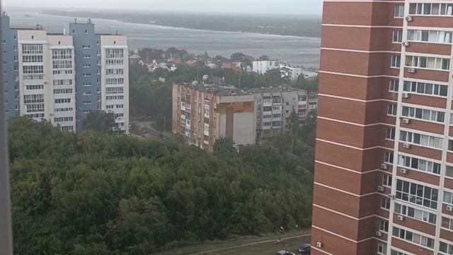 После ЖАРЫ Вот так сильный ветер, а потом начался дождь