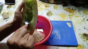 Собираю семена с огурца, отвечаю на вопрос.