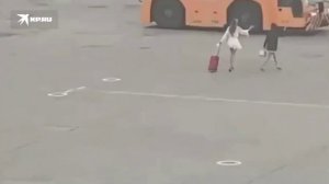 Две девушки в Шереметьево опоздали на рейс и выбежали за самолетом