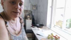 У нас дела на кухне. Варю, тушу, выпекаю.