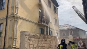 Кровля многоквартирного дома загорелась в Нальчике. 

Площадь пожара составила 500 «квадратов»,