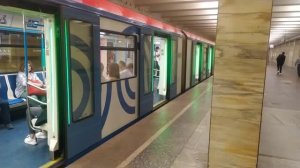 Станция метро Новые Черёмушки интерьер, пассажиры, поезда Москва Фрагмент 4