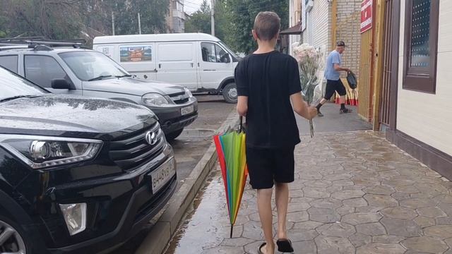 Сынулька цветы несет на ДР