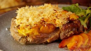 Свиная корейка с сыром и персиками