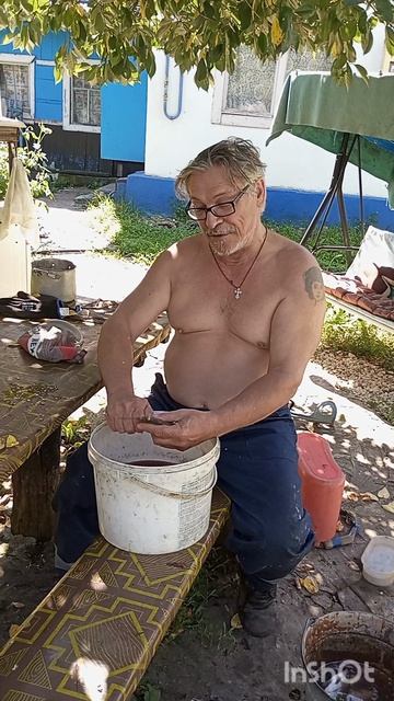Муж приехал с рыбалки поймал рыбки, чистит