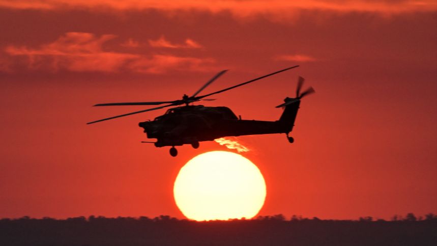 Ми-28НМ нанес удар по группе боевиков. Лучшее видео из зоны СВО