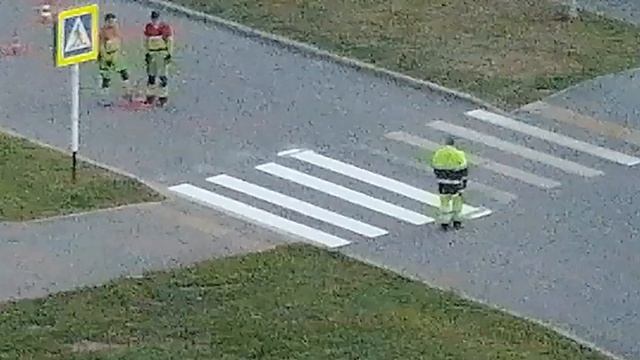 рисуют дорожный переход зебру