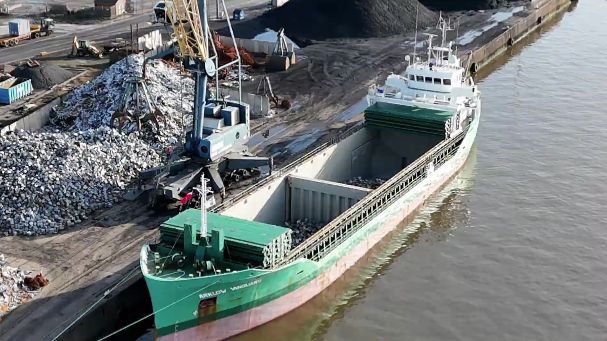 Разгрузка и погрузка судов в доках южного Сандерленда. Англия