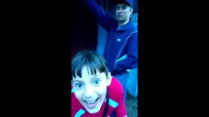Главный герой в красной ковте смотреть всем!!!