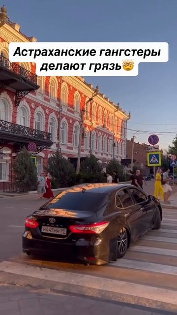 В Астрахани многонационалы из Чечни по "кайфу" по кайфу "припарковали" свое ведро прямо на  переходе