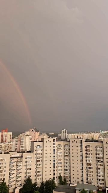 После ливня, мелкий дождь и радуга в небе, Белгород