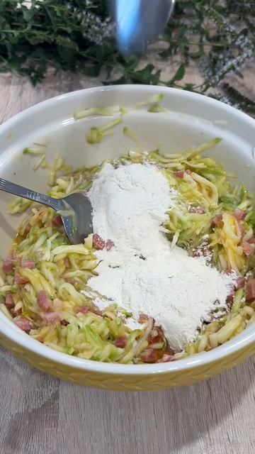 Кабачковые оладьи с ветчиной и сыром