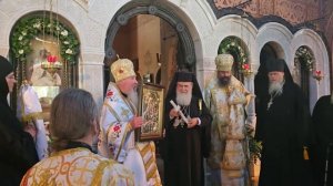 Патриарх дарит икону Богородицы Иерусалимской монастырю Марии Магдалины и Крест Настоятельнице