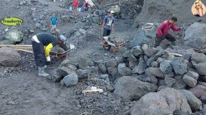 Строительство, шахтёры добывают песок в карьере