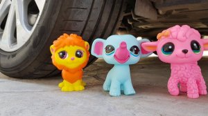 РАЗДАВЛИВАЕМ ХРУСТЯЩИЕ И МЯГКИЕ ИГРУШКИ МАШИНОЙ! ЭКСПЕРИМЕНТ