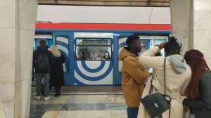 BLM - БЛМ - теперь в Москве (шутка). Станция метро Китай-город интерьер, пассажиры, поезда Москва