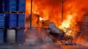 Бочки с жидкостью для моющих средств загорелись на предприятии в Дзержинске.