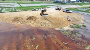 Новое видео! Бульдозер Komatsu D51 PX быстро сдвигает грунт в воду.
