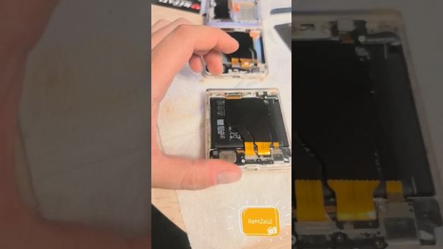 Смартфон Huawei P50 Pocket / не показывает, замена экрана
