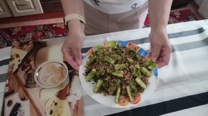 ТАКОЙ САЛАТ из огурцов вы еще НЕ ПРОБОВАЛИ!🔥Хрустящие огурцы с сочным куриным фаршем по-корейски!