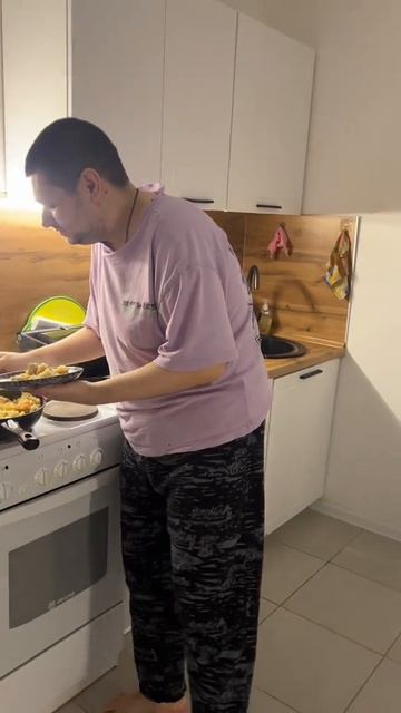 свин готовит плов