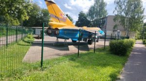 Дубна. Самолет и ракеты за забором.