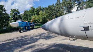Старые ракеты стоят на улице.