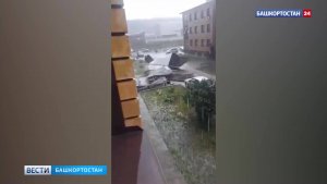 В башкирском Белебее ураганный ветер сорвал крышу с многоквартирного дома