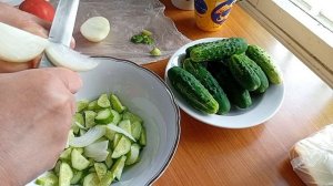 Что у меня в холодильнике ? Жарю курицу , режу салат .