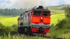 «В двойной тяге». 2ТЭ10М-2591 Б/2561 Б / 2ТЭ10У-0205 с грузовым поездом и приветливой бригадой