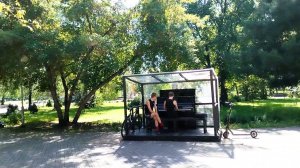 Пианино в парке Челябинска, на котором может играть каждый