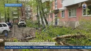 Тольятти и Сызрань под ударом: ураган в Самарской области повалил деревья и повредил дома.