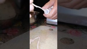 Нанизываю кишку на насадку мясорубки.