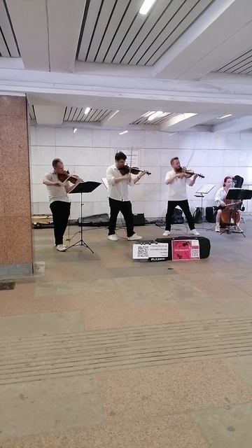 Музыка в метро. 
Современное исполнение🎻