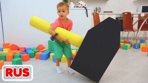 Влад, Никита и мама играют с разноцветными кубиками