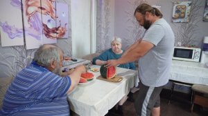 Не знаем как разделить арбуз на троих Делим и пробуем на вкус его как умеем ПОДВАЛ ИЛЬИЧА