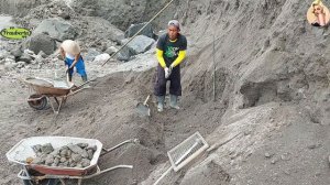 Строительство, шахтёры добывают песок в карьере