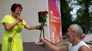 20260808 Танцы Вера Ефремова песня А в августе зацвёл жасмин сентябре шиповник виновник парк г Орёл