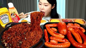 Мукбанг - острая лапша и лапша с чёрным соусом - крупный план