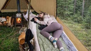 Ночь в лесу под дождём: палатка, печь и верный пёс