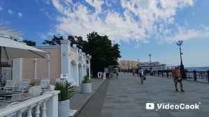 Судак, Крым • 9 августа 2026 • После моря: набережная и кипарисовая аллея.