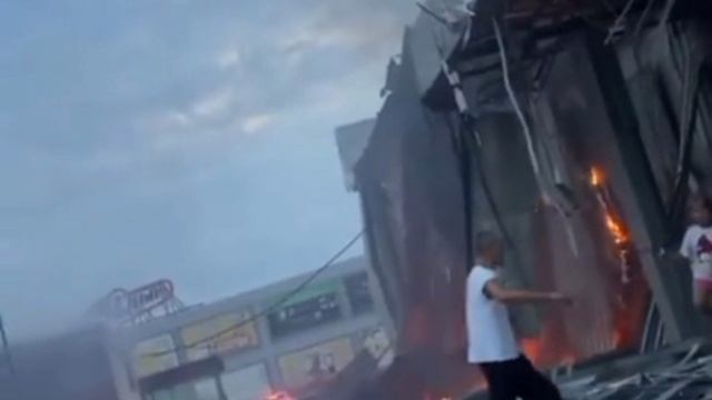 Павлоград, Днепропетровская область  уничтожены складские помещения и торговый  центр.Za Вайлдберриз