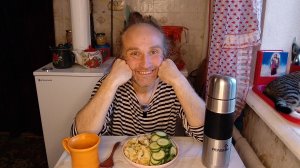 Обед с котями. Были взрывы. Собираю таблетницу. Мукбанг. Обжор. Еда на камеру. Диета. Шизофрения.