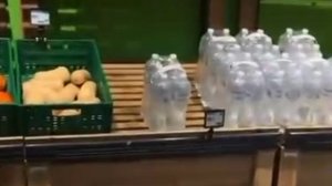 В Киеве выставляют воду на пустые полки, чтобы дефицит продуктов не было видно после удара по логист