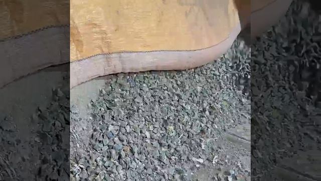 Пластиковые отходы для производства стульев.