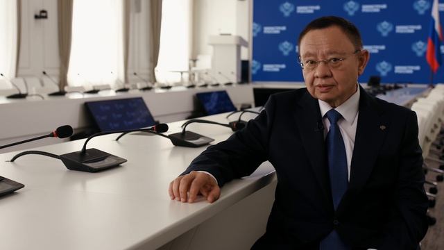 Министр строительства и ЖКХ РФ Ирек Файзуллин поздравляет с 70-летием Дня строителя