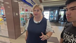 Абдугани  пытается  сам выбрать себе одежду к школе. Купили обувь и одежду .