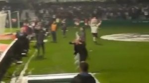 ⚽️😳 В Бразилии футболист упал в тоннель во время празднования гола

Форвард «Коритибы» Жаси забил