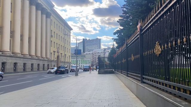 Вечерняя прогулка по Москве у Библиотеки Ленина 😍 Цветы и красивые девушки
