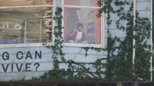 🏚️Netflix поселил человека прямо в РЕКЛАМНОМ БИЛБОРДЕ